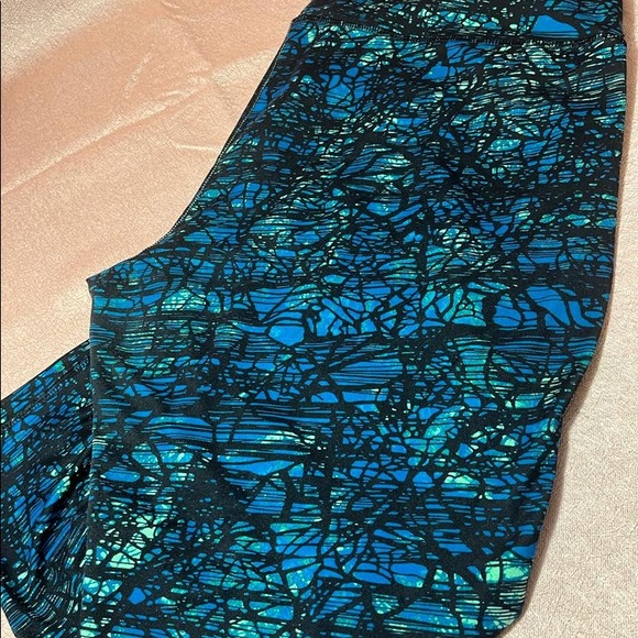 Capri exercise leggings. - Picture 2 of 5